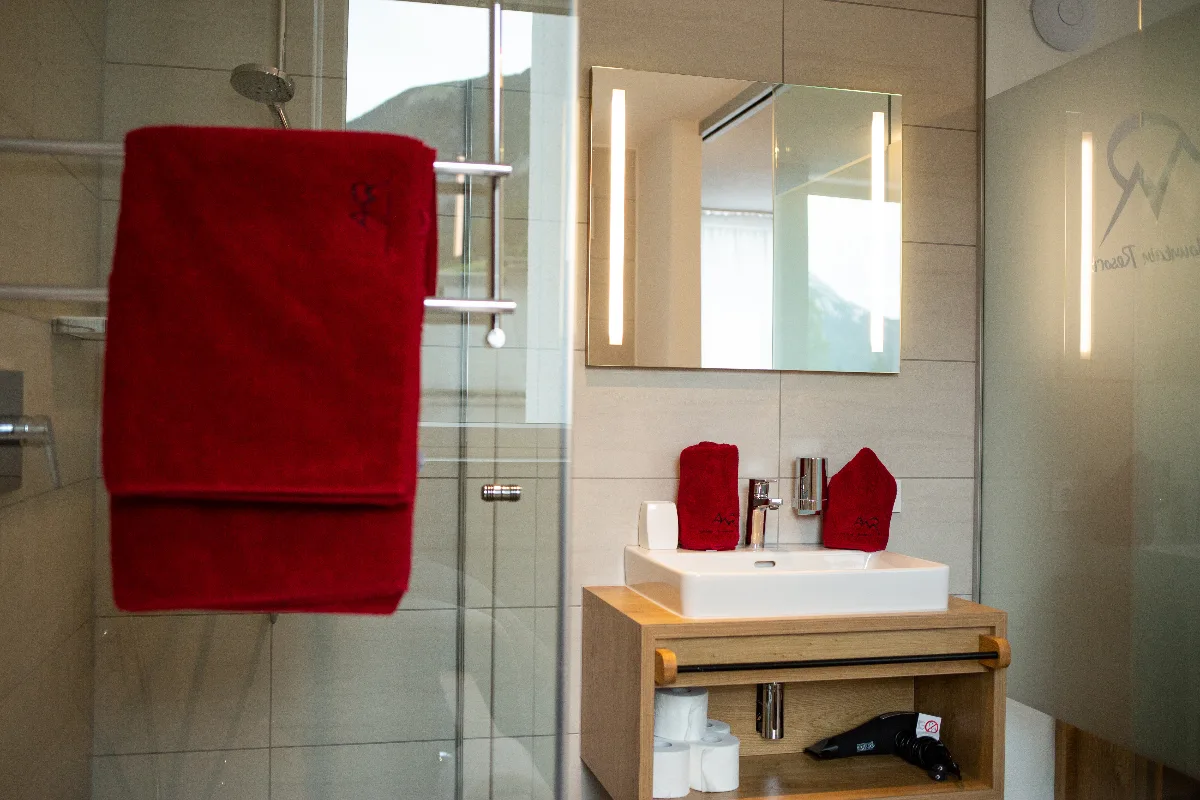 Bad mit Wanne und Dusche
