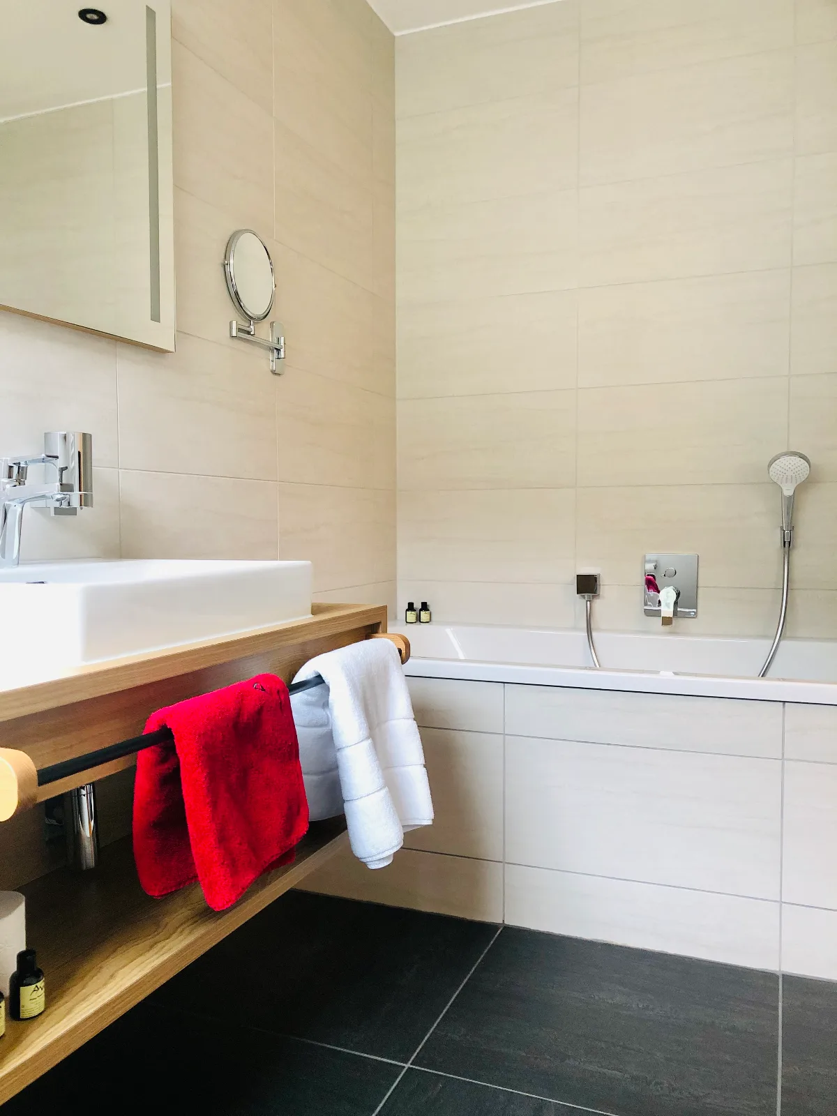 Bad mit Wanne und Dusche